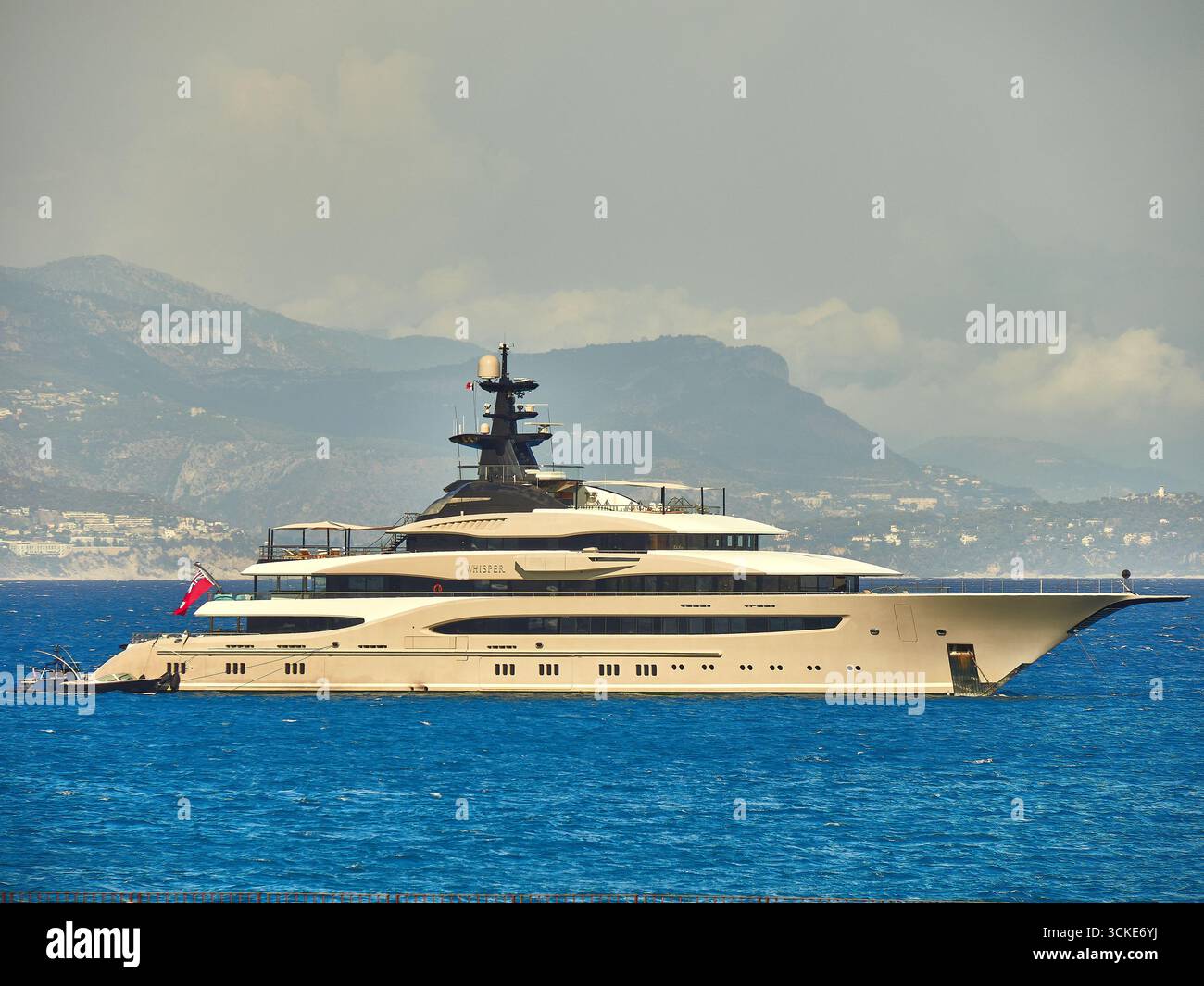 Superyacht di lusso, ancorato nelle Scenic acque costiere con sfondo di montagna Foto Stock