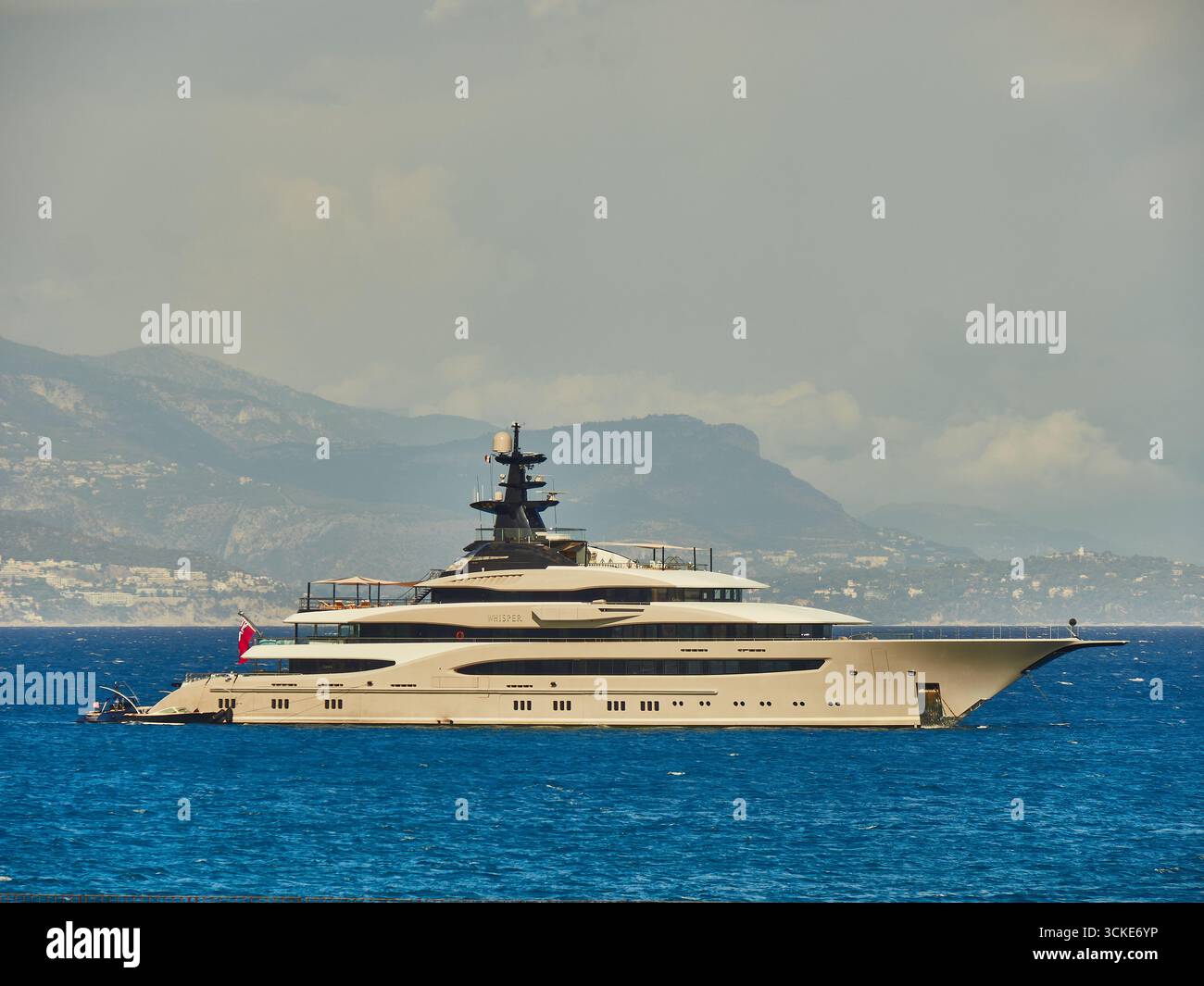 Superyacht di lusso, ancorato nelle Scenic acque costiere con sfondo di montagna Foto Stock