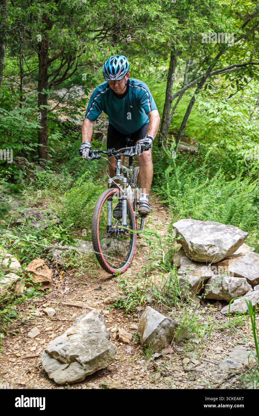 Huntsville Alabama, sentieri Land Trust, uomo biker mountain bike bike bike bike bike bike bike rocce rocciose, Foto Stock