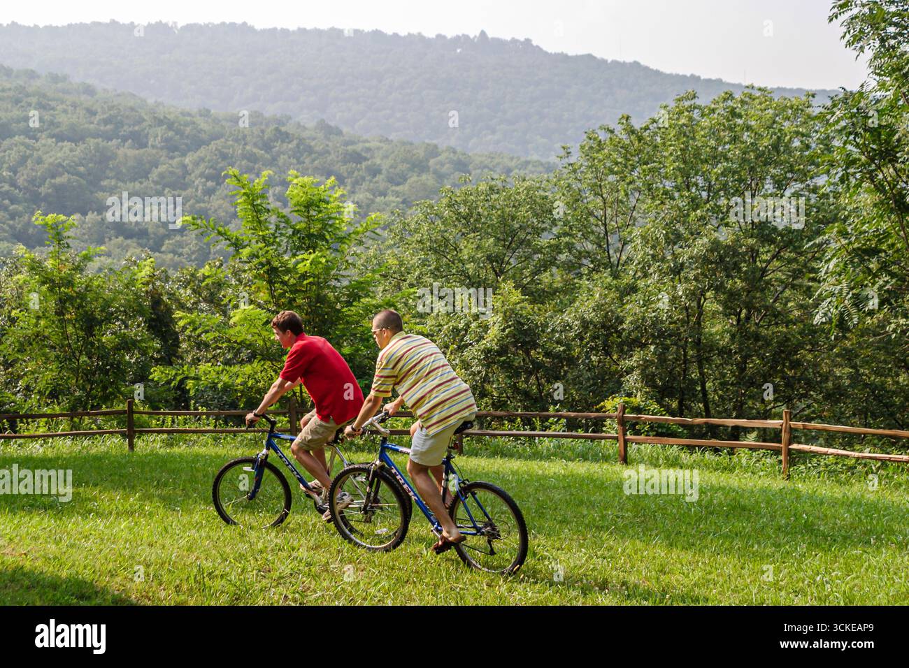 Huntsville, Alabama, sentieri per escursioni in bicicletta e sentieri per escursioni a piedi e in bicicletta, ciclisti, biciclette, paesaggi naturali Foto Stock