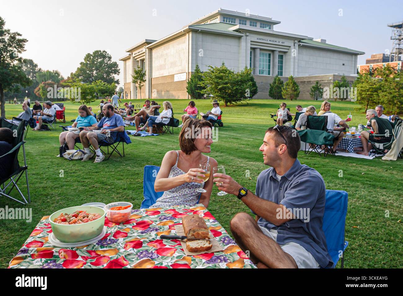 Huntsville, Alabama, concerto nel parco di Big Spring, picnic uomo donna coppia femminile, Foto Stock