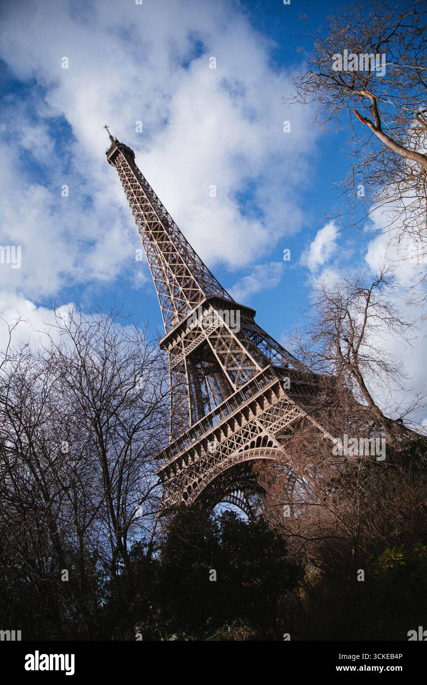 Vista artistica da sotto la Torre Eiffel a Parigi, catturando motivi geometrici e bellezza architettonica. Foto Stock