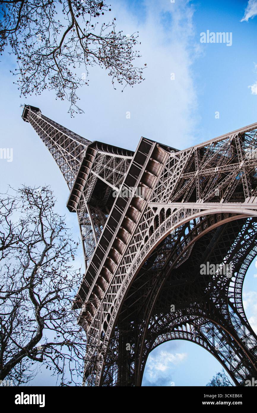 Vista artistica da sotto la Torre Eiffel a Parigi, catturando motivi geometrici e bellezza architettonica. Foto Stock