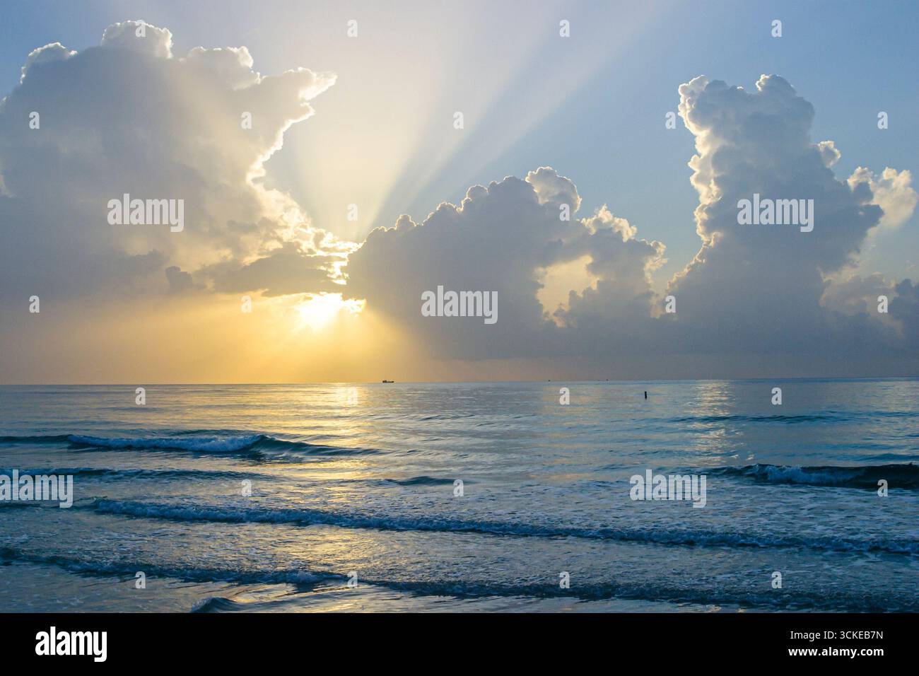 Miami Beach Florida, costa dell'Oceano Atlantico, nubi dell'alba cielo tempo sole onde acqua surf, Foto Stock