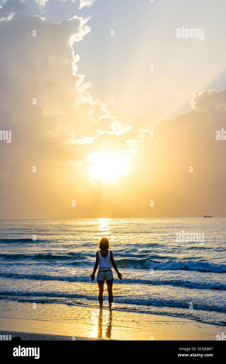 Miami Beach Florida, costa dell'Oceano Atlantico, nubi dell'alba cielo tempo, beachcomber sole onde acqua surf, Foto Stock