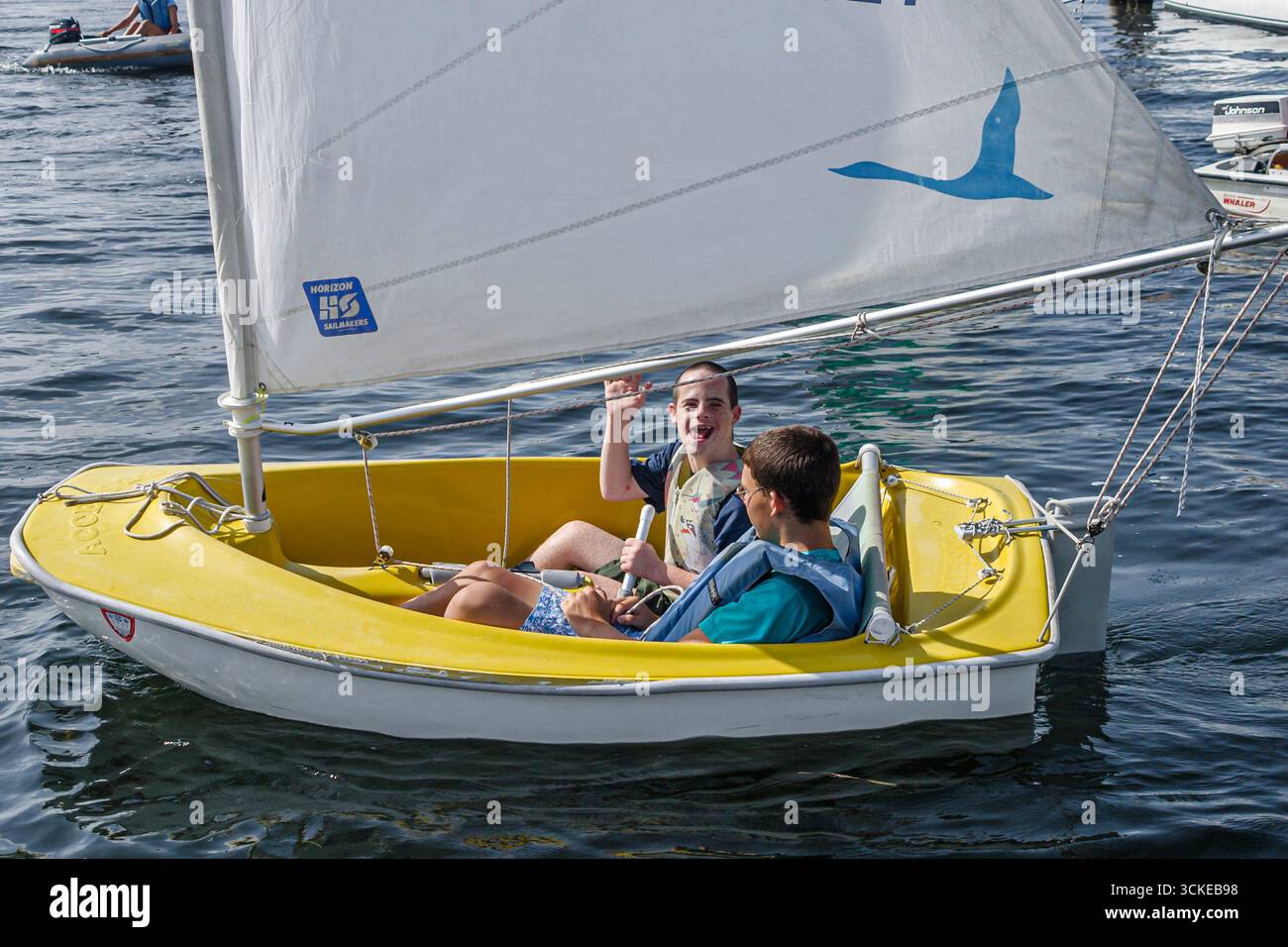 Florida Key Biscayne Coconut Grove Shake A leg Program, studenti disabili disabili esigenze speciali, vela specializzata ragazzo Foto Stock Florida Key Biscayne Coconut Grove Shake A leg Program, studenti disabili disabili esigenze speciali, vela specializzata ragazzo Foto Stock