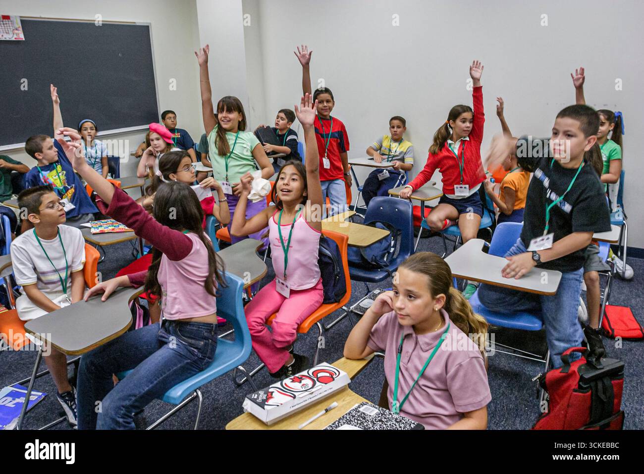 Miami Florida, non Violence Project USA, insegnare agli studenti il comportamento non violento, ragazzi ragazze che alzano le mani, ispanico, Foto Stock