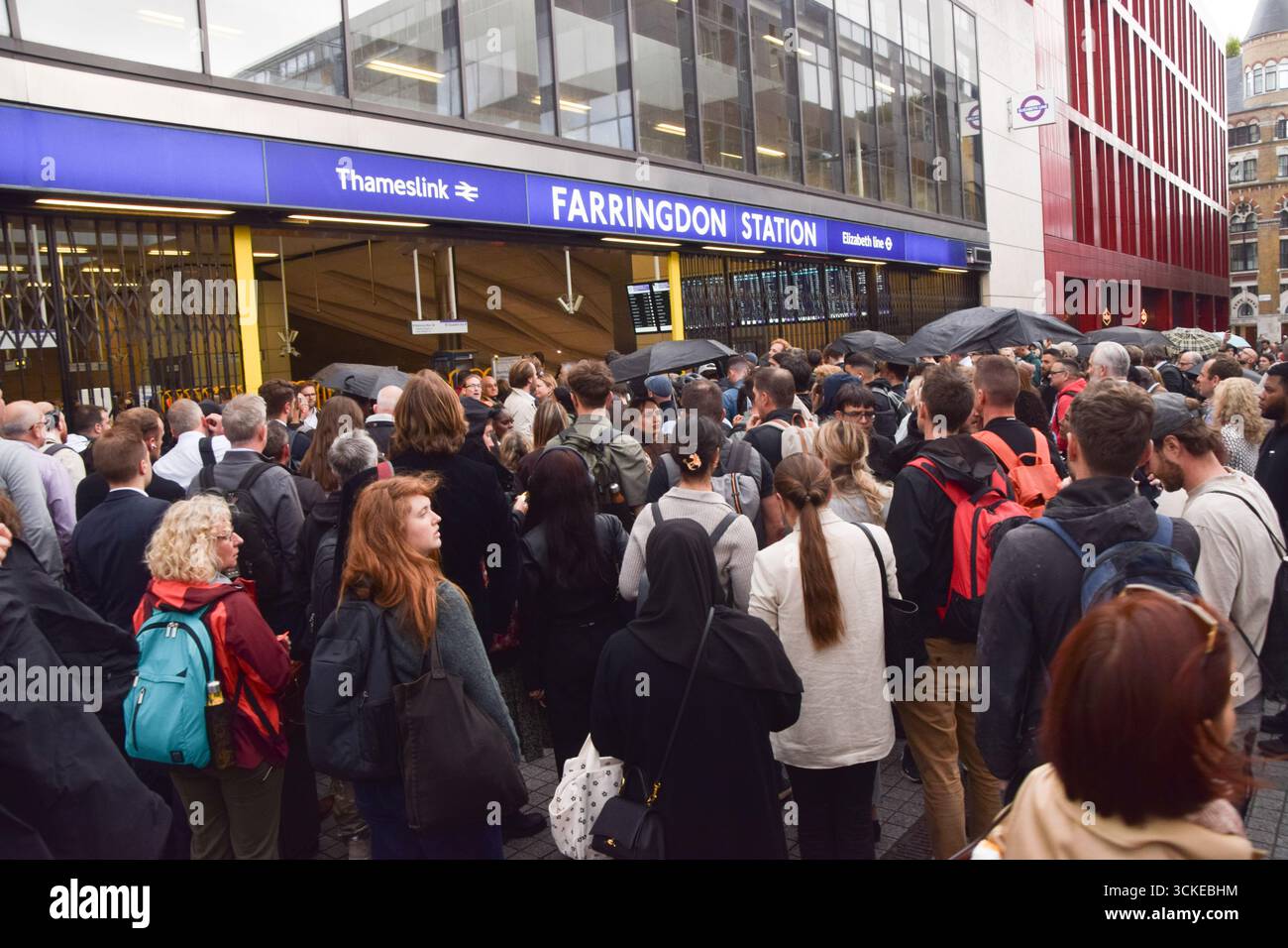 Londra, Regno Unito. 11 settembre 2025. Folle di pendolari aspettano fuori dalla stazione di Farringdon, che è costretta a chiudere temporaneamente i cancelli a causa del sovraffollamento, per prendere la linea Elizabeth e Thameslink mentre lo sciopero della metropolitana di Londra continua. I membri della RMT (National Union of Rail, Maritime and Transport Workers) stanno scioperando sulle retribuzioni e sulle condizioni di lavoro. Crediti: Vuk Valcic/Alamy Live News Foto Stock