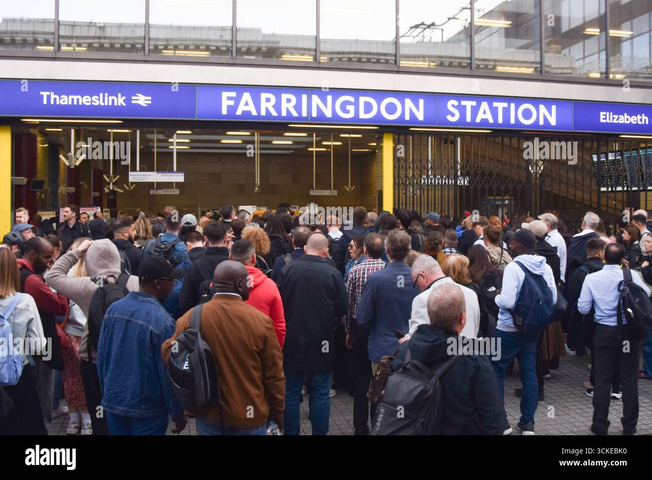 Londra, Regno Unito. 11 settembre 2025. Folle di pendolari aspettano fuori dalla stazione di Farringdon, che è costretta a chiudere temporaneamente i cancelli a causa del sovraffollamento, per prendere la linea Elizabeth e Thameslink mentre lo sciopero della metropolitana di Londra continua. I membri della RMT (National Union of Rail, Maritime and Transport Workers) stanno scioperando sulle retribuzioni e sulle condizioni di lavoro. Crediti: Vuk Valcic/Alamy Live News Foto Stock