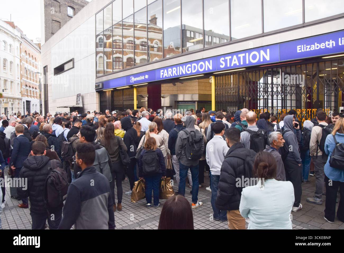 Londra, Regno Unito. 11 settembre 2025. Folle di pendolari aspettano fuori dalla stazione di Farringdon, che è costretta a chiudere temporaneamente i cancelli a causa del sovraffollamento, per prendere la linea Elizabeth e Thameslink mentre lo sciopero della metropolitana di Londra continua. I membri della RMT (National Union of Rail, Maritime and Transport Workers) stanno scioperando sulle retribuzioni e sulle condizioni di lavoro. Crediti: Vuk Valcic/Alamy Live News Foto Stock