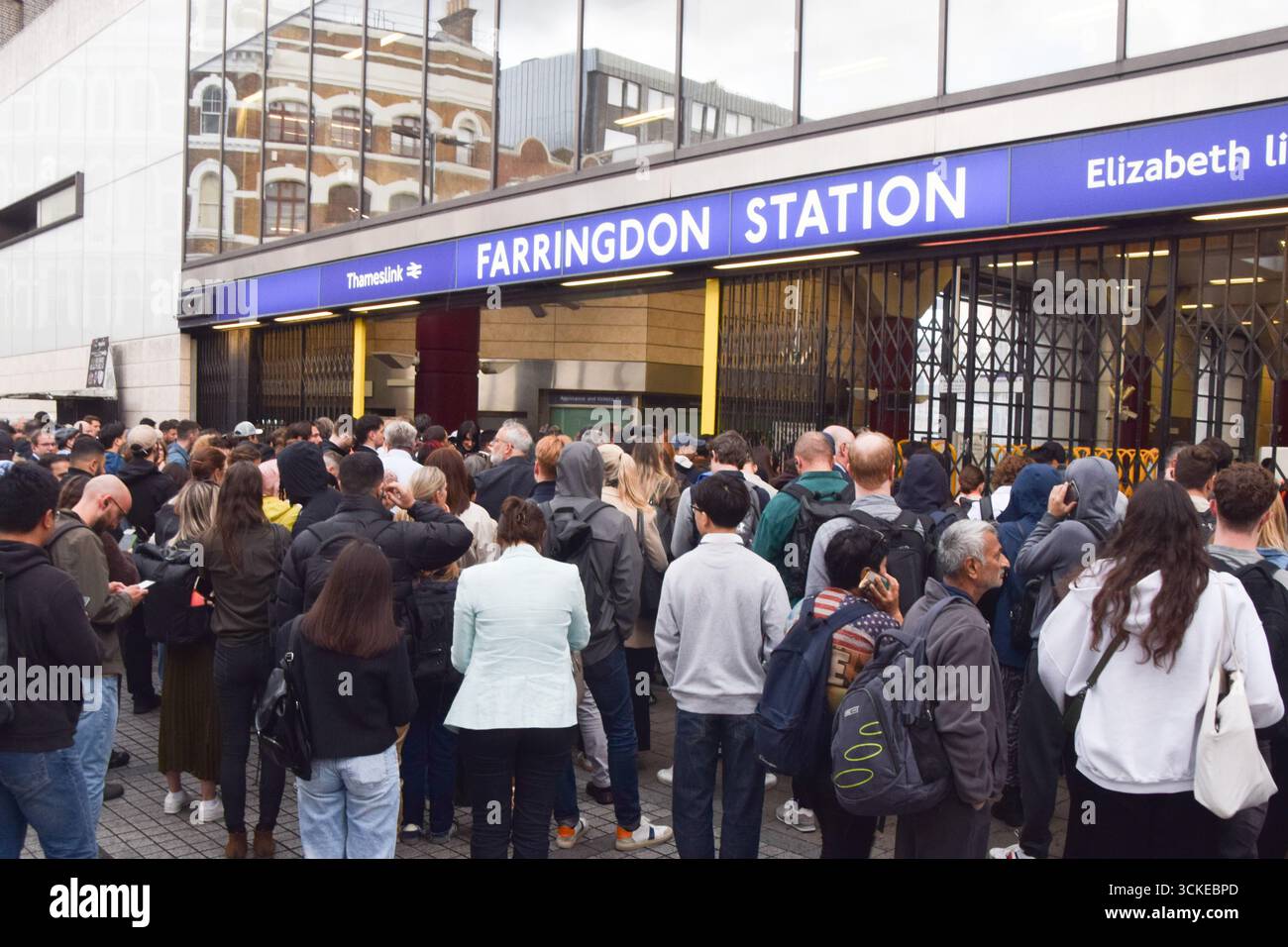 Londra, Regno Unito. 11 settembre 2025. Folle di pendolari aspettano fuori dalla stazione di Farringdon, che è costretta a chiudere temporaneamente i cancelli a causa del sovraffollamento, per prendere la linea Elizabeth e Thameslink mentre lo sciopero della metropolitana di Londra continua. I membri della RMT (National Union of Rail, Maritime and Transport Workers) stanno scioperando sulle retribuzioni e sulle condizioni di lavoro. Crediti: Vuk Valcic/Alamy Live News Foto Stock