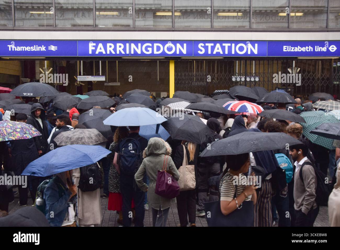 Londra, Regno Unito. 11 settembre 2025. Folle di pendolari aspettano fuori dalla stazione di Farringdon, che è costretta a chiudere temporaneamente i cancelli a causa del sovraffollamento, per prendere la linea Elizabeth e Thameslink mentre lo sciopero della metropolitana di Londra continua. I membri della RMT (National Union of Rail, Maritime and Transport Workers) stanno scioperando sulle retribuzioni e sulle condizioni di lavoro. Crediti: Vuk Valcic/Alamy Live News Foto Stock