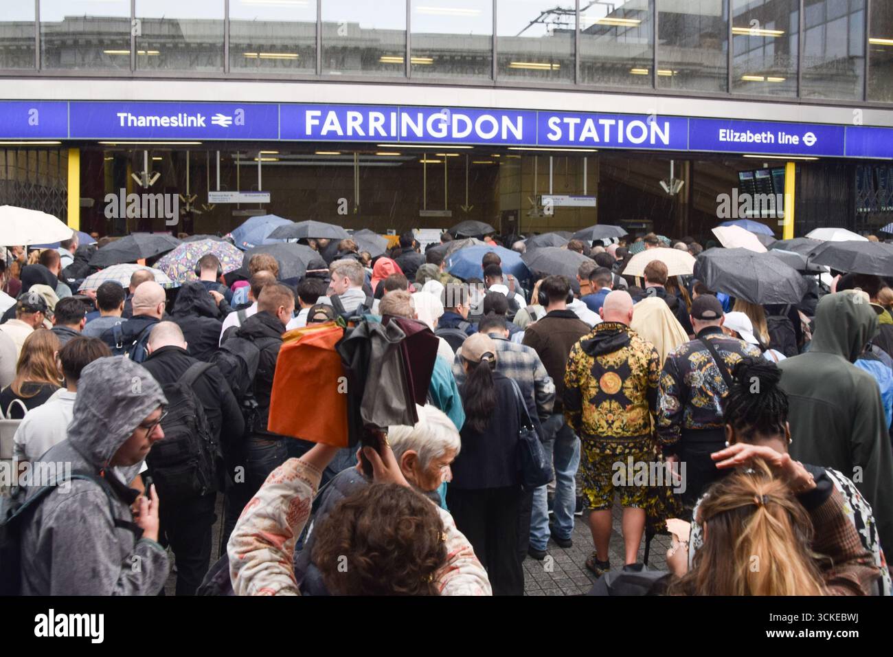 Londra, Regno Unito. 11 settembre 2025. Folle di pendolari aspettano fuori dalla stazione di Farringdon, che è costretta a chiudere temporaneamente i cancelli a causa del sovraffollamento, per prendere la linea Elizabeth e Thameslink mentre lo sciopero della metropolitana di Londra continua. I membri della RMT (National Union of Rail, Maritime and Transport Workers) stanno scioperando sulle retribuzioni e sulle condizioni di lavoro. Crediti: Vuk Valcic/Alamy Live News Foto Stock