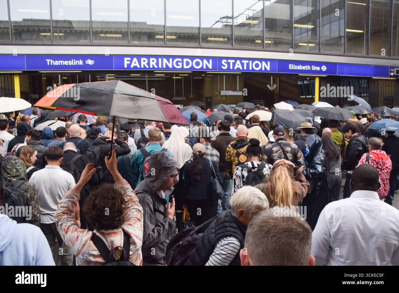 Londra, Regno Unito. 11 settembre 2025. Folle di pendolari aspettano fuori dalla stazione di Farringdon, che è costretta a chiudere temporaneamente i cancelli a causa del sovraffollamento, per prendere la linea Elizabeth e Thameslink mentre lo sciopero della metropolitana di Londra continua. I membri della RMT (National Union of Rail, Maritime and Transport Workers) stanno scioperando sulle retribuzioni e sulle condizioni di lavoro. Crediti: Vuk Valcic/Alamy Live News Foto Stock