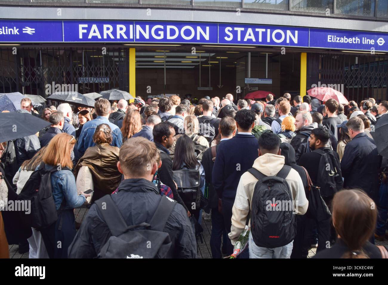 Londra, Regno Unito. 11 settembre 2025. Folle di pendolari aspettano fuori dalla stazione di Farringdon, che è costretta a chiudere temporaneamente i cancelli a causa del sovraffollamento, per prendere la linea Elizabeth e Thameslink mentre lo sciopero della metropolitana di Londra continua. I membri della RMT (National Union of Rail, Maritime and Transport Workers) stanno scioperando sulle retribuzioni e sulle condizioni di lavoro. Crediti: Vuk Valcic/Alamy Live News Foto Stock