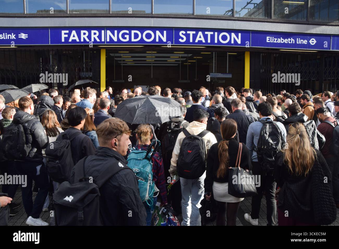 Londra, Regno Unito. 11 settembre 2025. Folle di pendolari aspettano fuori dalla stazione di Farringdon, che è costretta a chiudere temporaneamente i cancelli a causa del sovraffollamento, per prendere la linea Elizabeth e Thameslink mentre lo sciopero della metropolitana di Londra continua. I membri della RMT (National Union of Rail, Maritime and Transport Workers) stanno scioperando sulle retribuzioni e sulle condizioni di lavoro. Crediti: Vuk Valcic/Alamy Live News Foto Stock