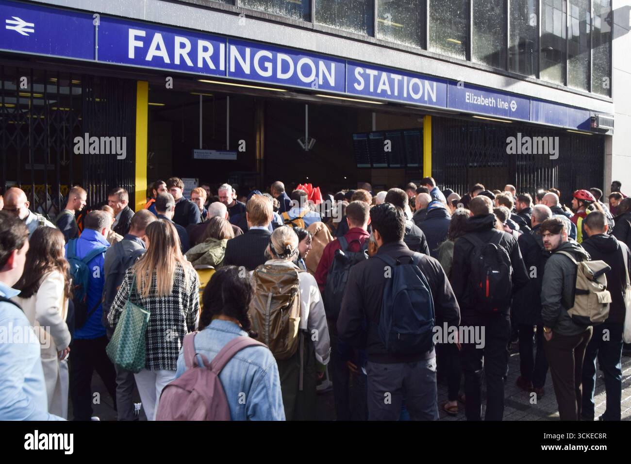 Londra, Regno Unito. 11 settembre 2025. Folle di pendolari aspettano fuori dalla stazione di Farringdon, che è costretta a chiudere temporaneamente i cancelli a causa del sovraffollamento, per prendere la linea Elizabeth e Thameslink mentre lo sciopero della metropolitana di Londra continua. I membri della RMT (National Union of Rail, Maritime and Transport Workers) stanno scioperando sulle retribuzioni e sulle condizioni di lavoro. Crediti: Vuk Valcic/Alamy Live News Foto Stock