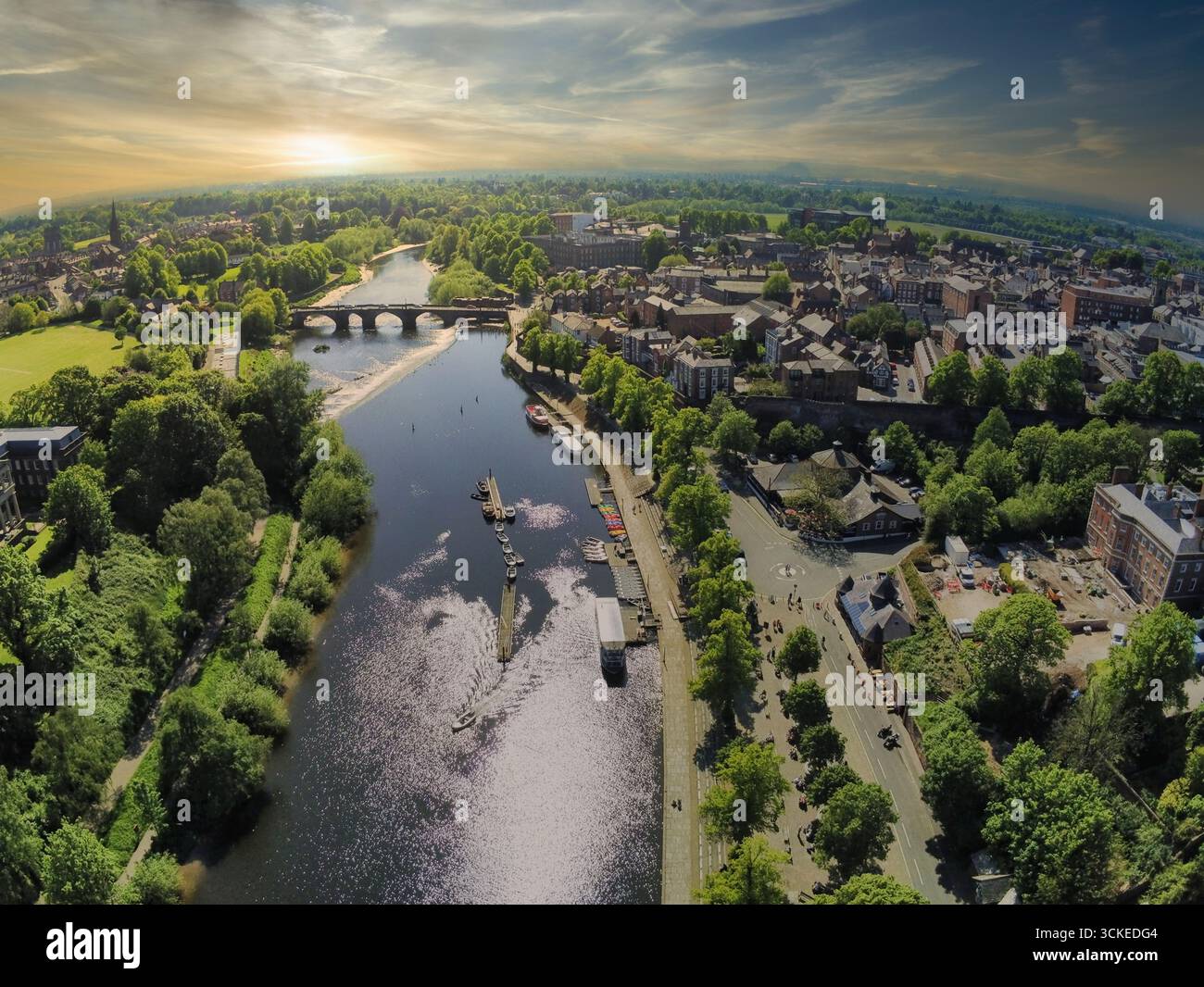 Vista panoramica del fiume Dee e del paesaggio di Chester al tramonto con vegetazione lussureggiante e architettura storica Foto Stock