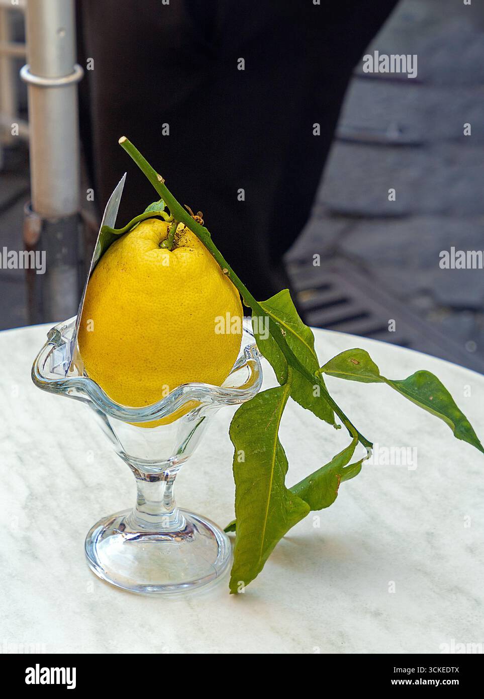 Frutta organica al limone grande all'interno della tazza di vetro Foto Stock