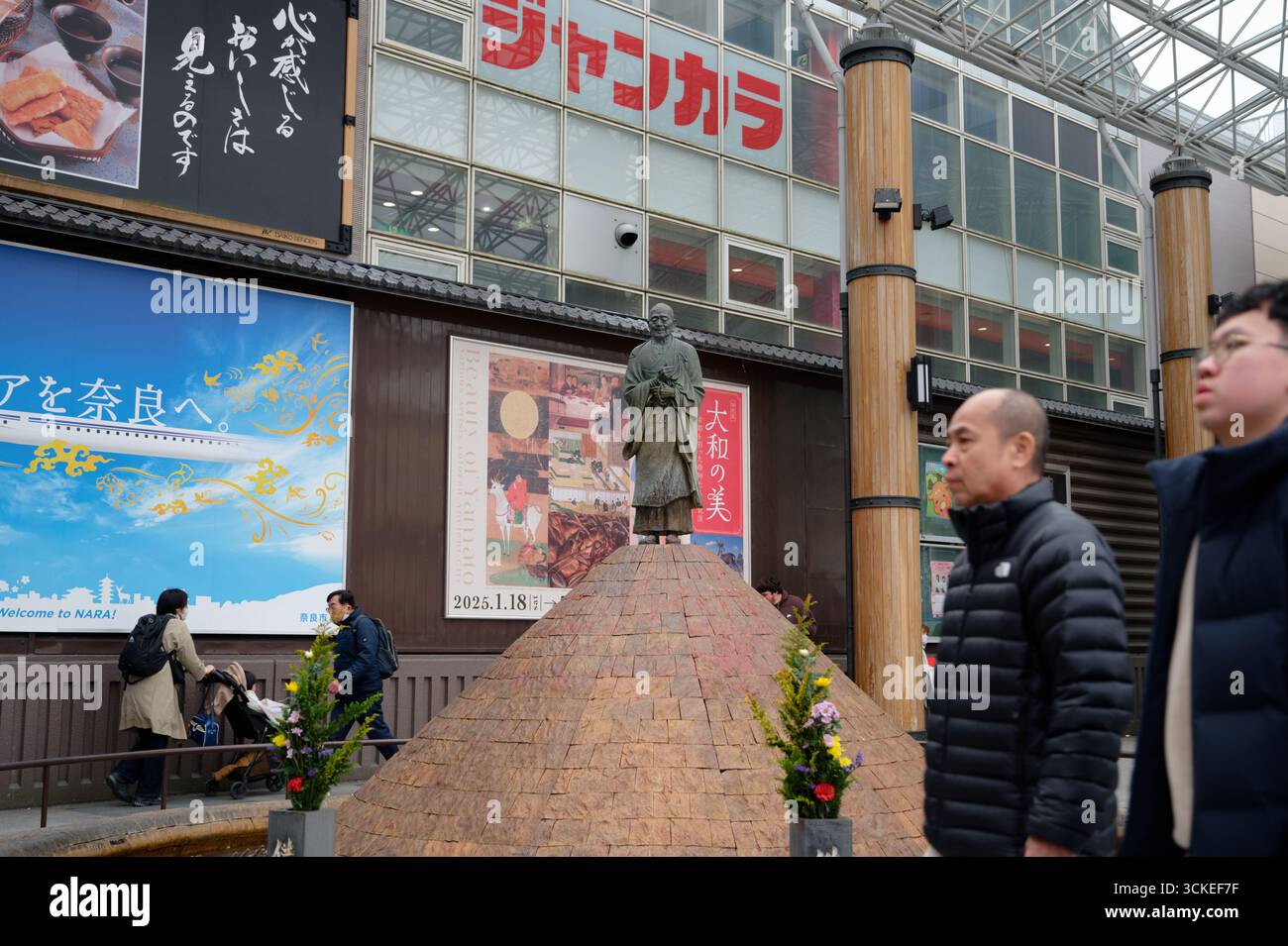La statua di Gyoki Bosatsu si trova in Gyoki Plaza all'uscita est della stazione di Nara Foto Stock