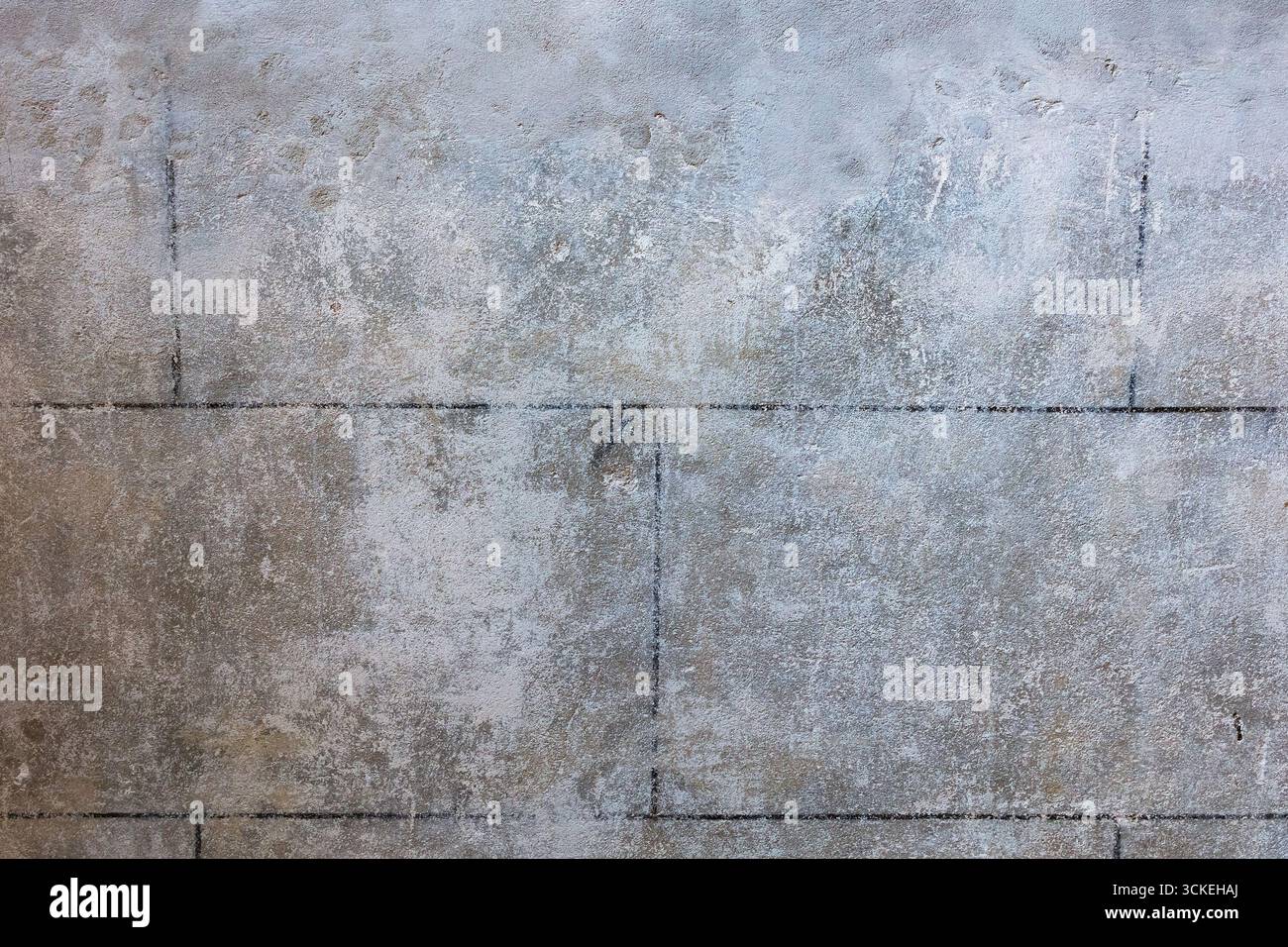 Struttura in cemento neutro che mostra patina usurata, aggregato fine e sottili cuciture a griglia tra le lastre. Sfondo versatile per architettura, design mocku Foto Stock