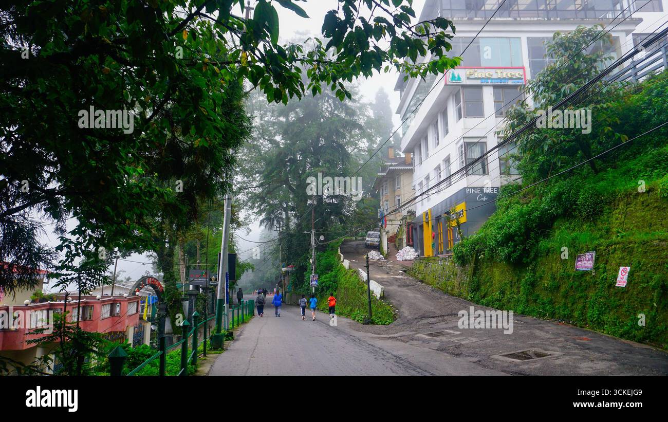 Kurseong, Darjeeling, Bengala Occidentale, India - 10.08.2023 : bambini che corrono sulla strada himalayana, bellezza panoramica di Kurseong, un luogo turistico molto popolare. Foto Stock