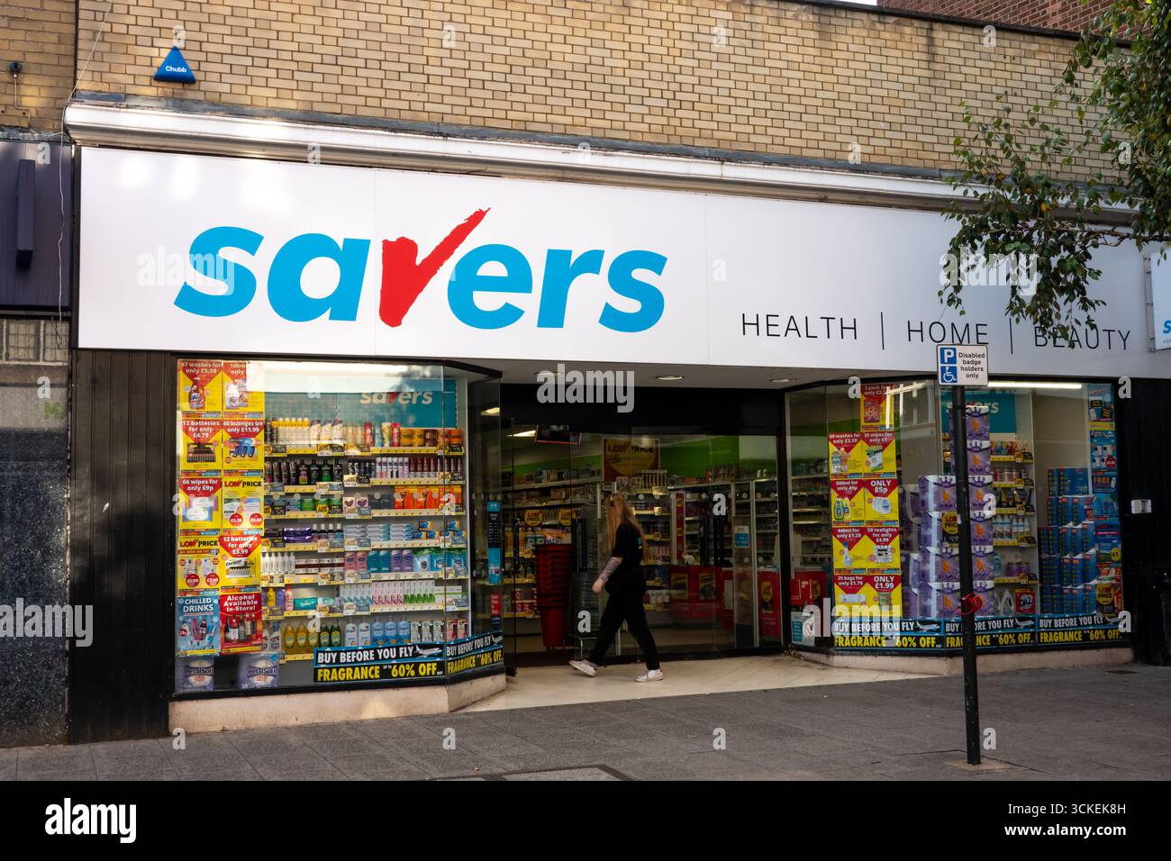 Il negozio Savers si trova a Bishops Stortford, Hertfordshire, Regno Unito, con l'insegna del negozio e i prodotti in vetrina. Foto Stock