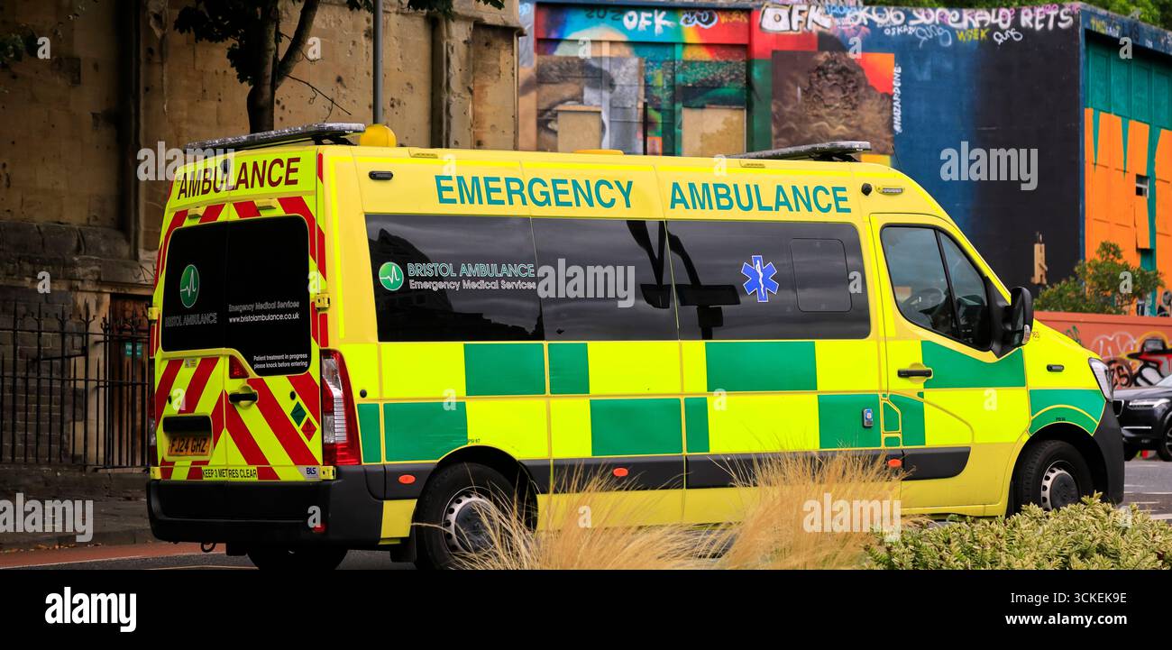 Ambulanza di emergenza, centro di Bristol, Inghilterra, Regno Unito. Presa agosto 2025. Foto Stock