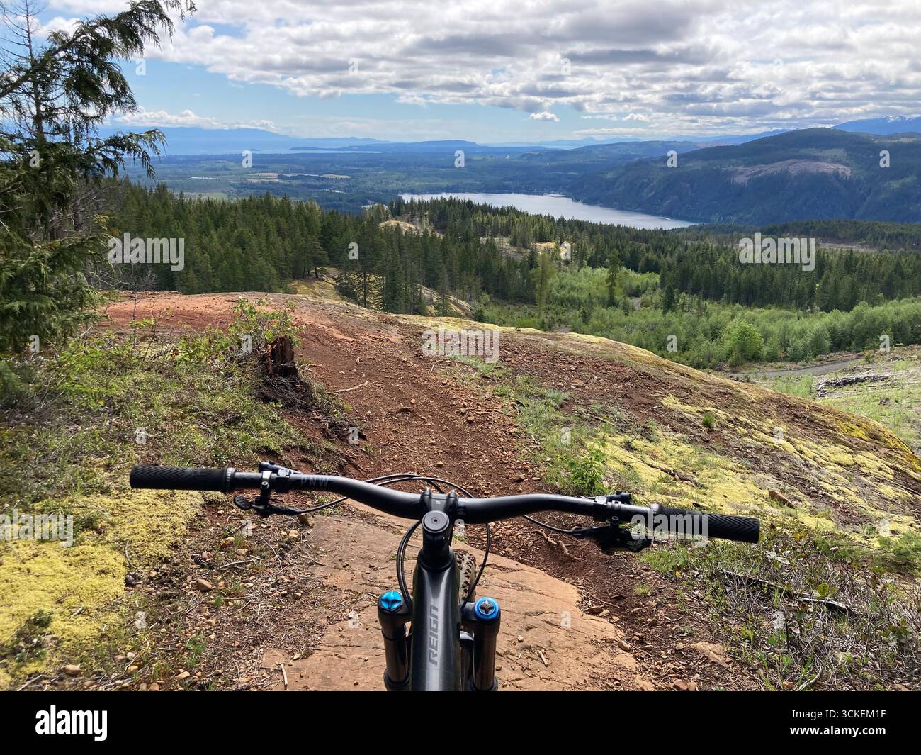 Escursioni in mountain bike a Forbidden Plateau, Comox Valley, Vancouver Island, British Columbia, Canada Foto Stock