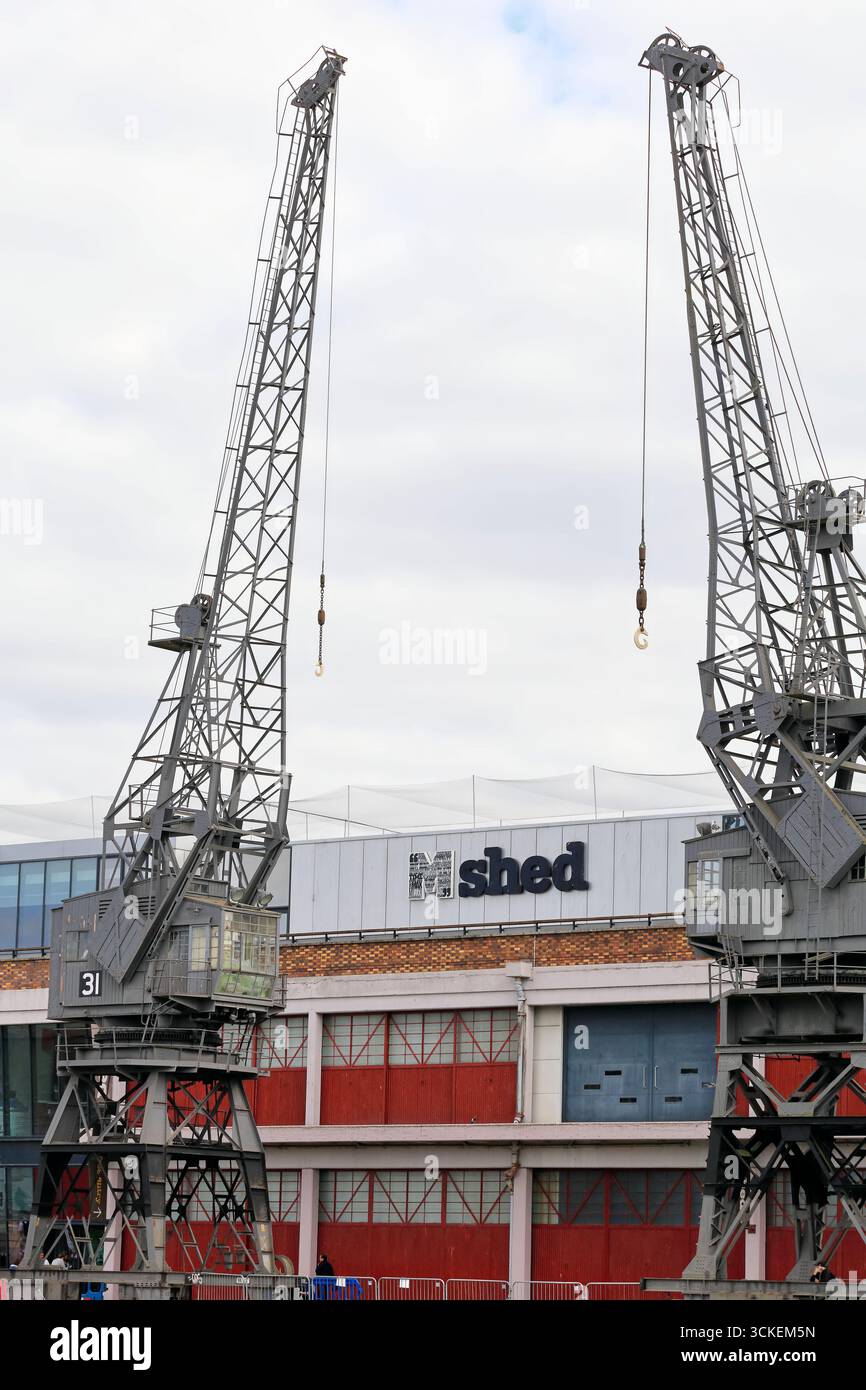 Gru portuali presso il museo M-Shed, Bristol, Inghilterra, Regno Unito. Presa agosto 2025. Foto Stock