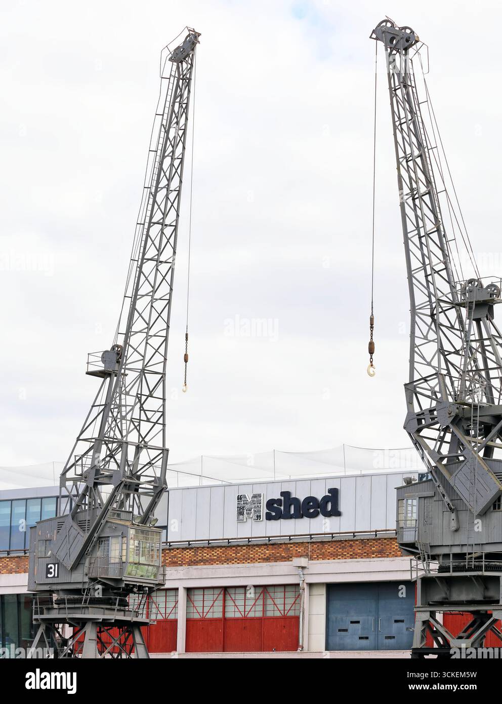 Gru portuali presso il museo M-Shed, Bristol, Inghilterra, Regno Unito. Presa agosto 2025. Foto Stock