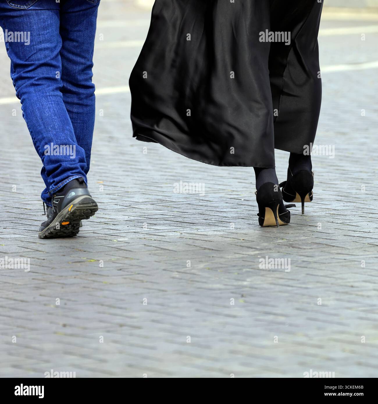 Gambe e piedi di uomo e donna che camminano insieme. Bristol, Inghilterra, Regno Unito. Presa agosto 2025. Foto Stock