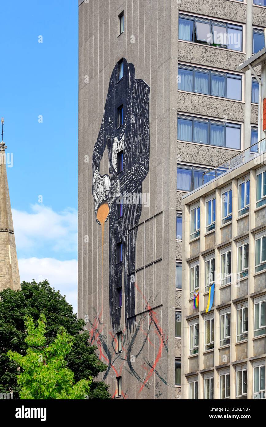 The Vandal di Nick Walker opera d'arte sul lato della St Lawrence House a 12 piani in Broad Street, nel centro di Bristol, Inghilterra, Regno Unito. Presa agosto 2025 Foto Stock