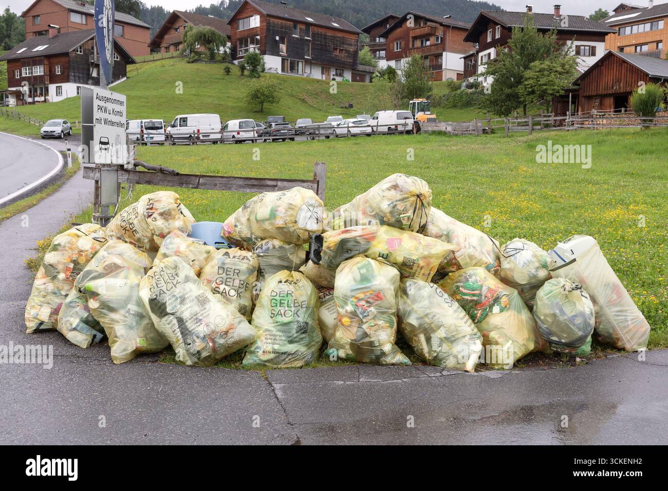 Sacco der Gelbe, Plastiksammlung, Österreich // sacchetto giallo, Plastic Collection, Austria. , . Crediti: APA-PictureDesk/Alamy Live News Foto Stock