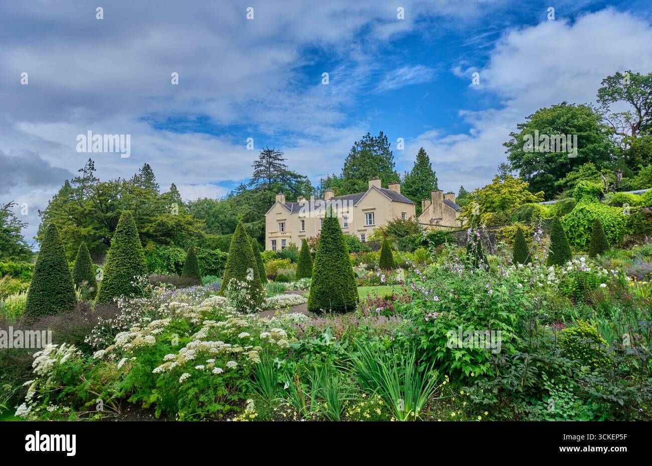 Upper Walled Garden and Mansion ad Aberglasney Gardens, Llangathen, Llandeilo, Carmarthenshire Foto Stock