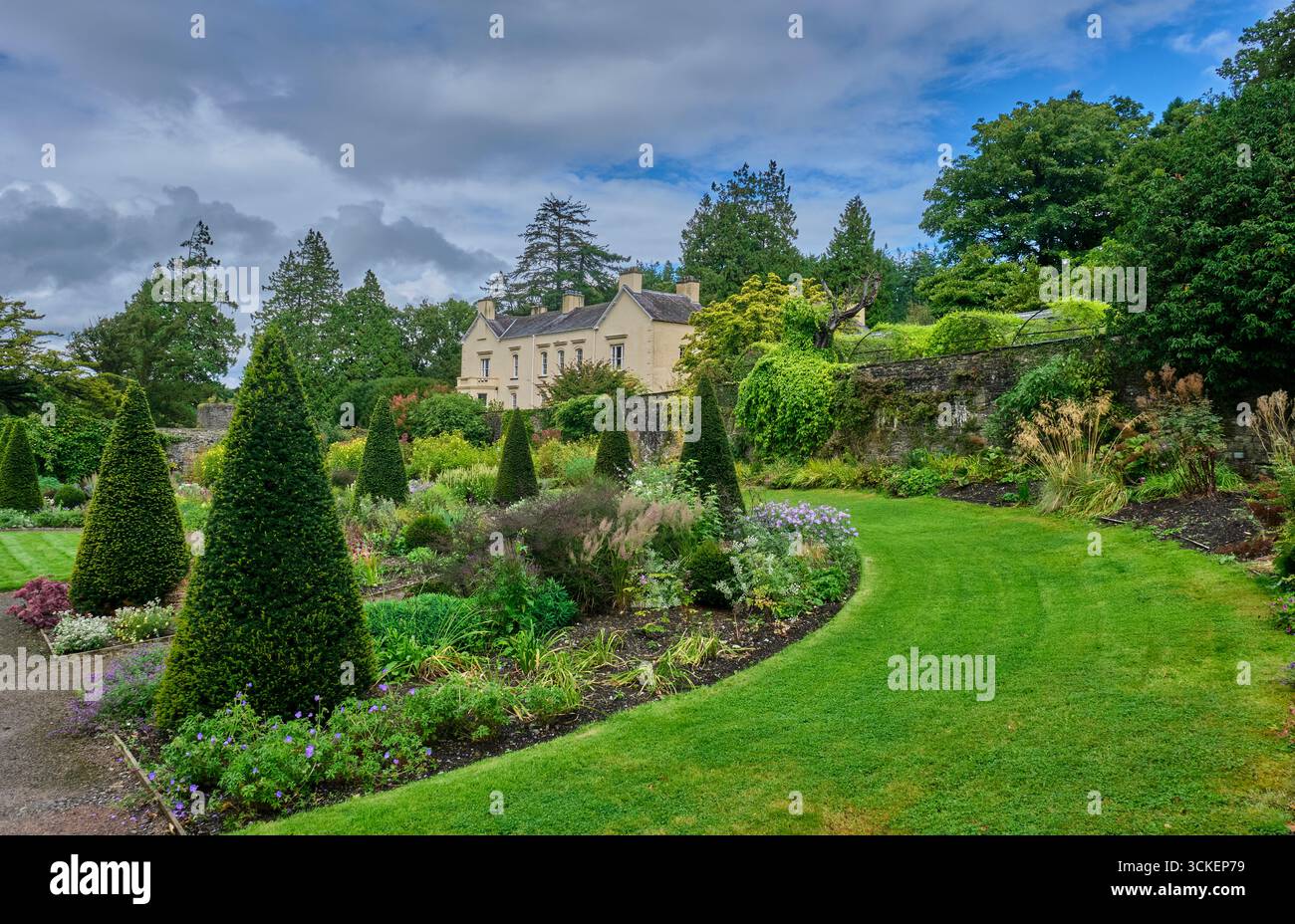 Upper Walled Garden and Mansion ad Aberglasney Gardens, Llangathen, Llandeilo, Carmarthenshire Foto Stock