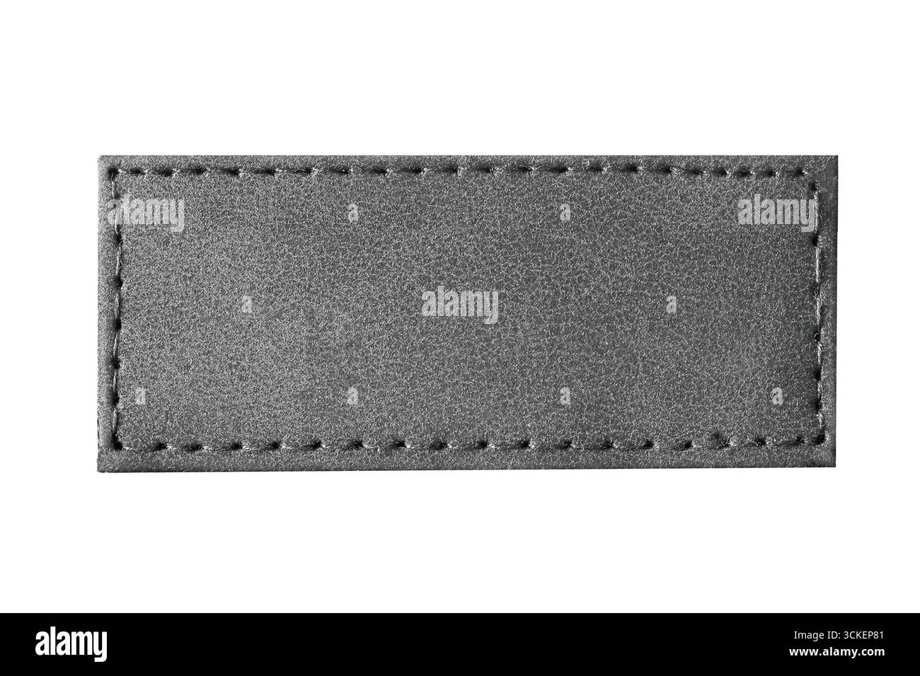 Etichetta in pelle Blac isolata su bianco. Rettangolo patch in tessuto con dettagli di cucitura. Primo piano di accessori alla moda. Elemento di progettazione del materiale. Foto Stock