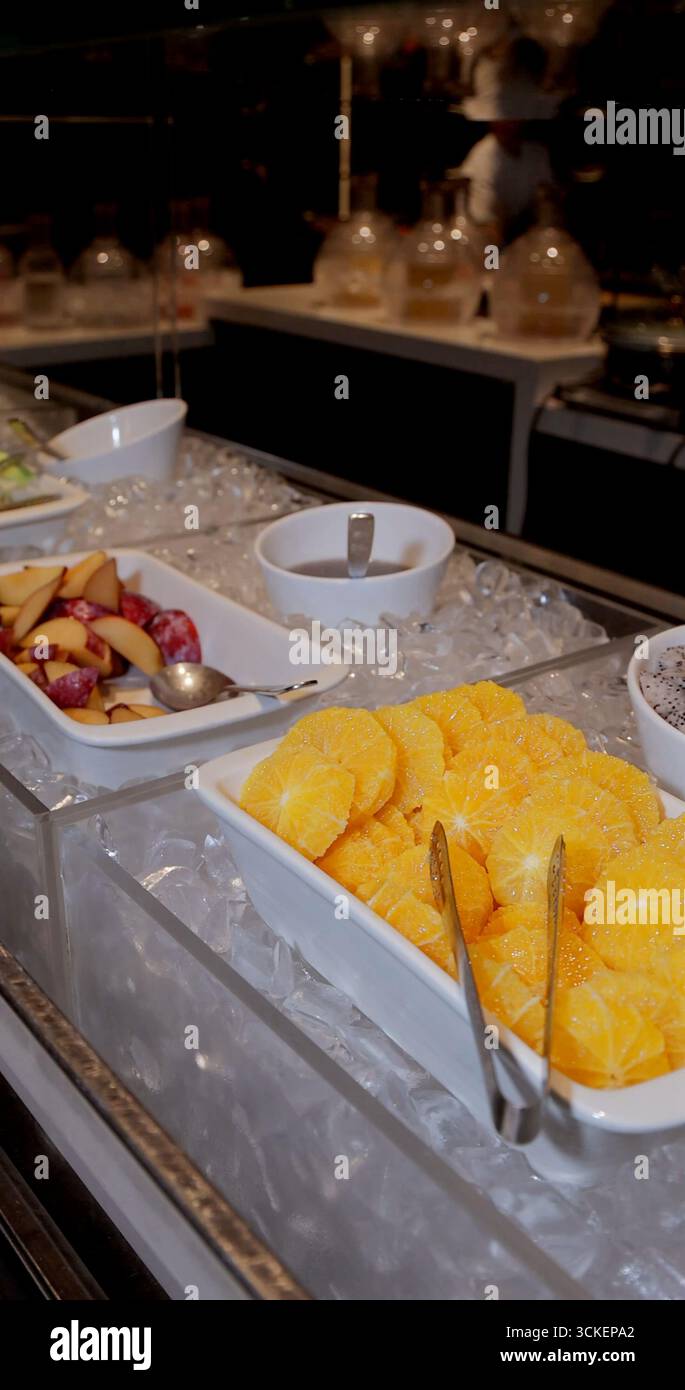 Frutta fresca su ghiaccio a buffet, con arance affettate e. Foto Stock