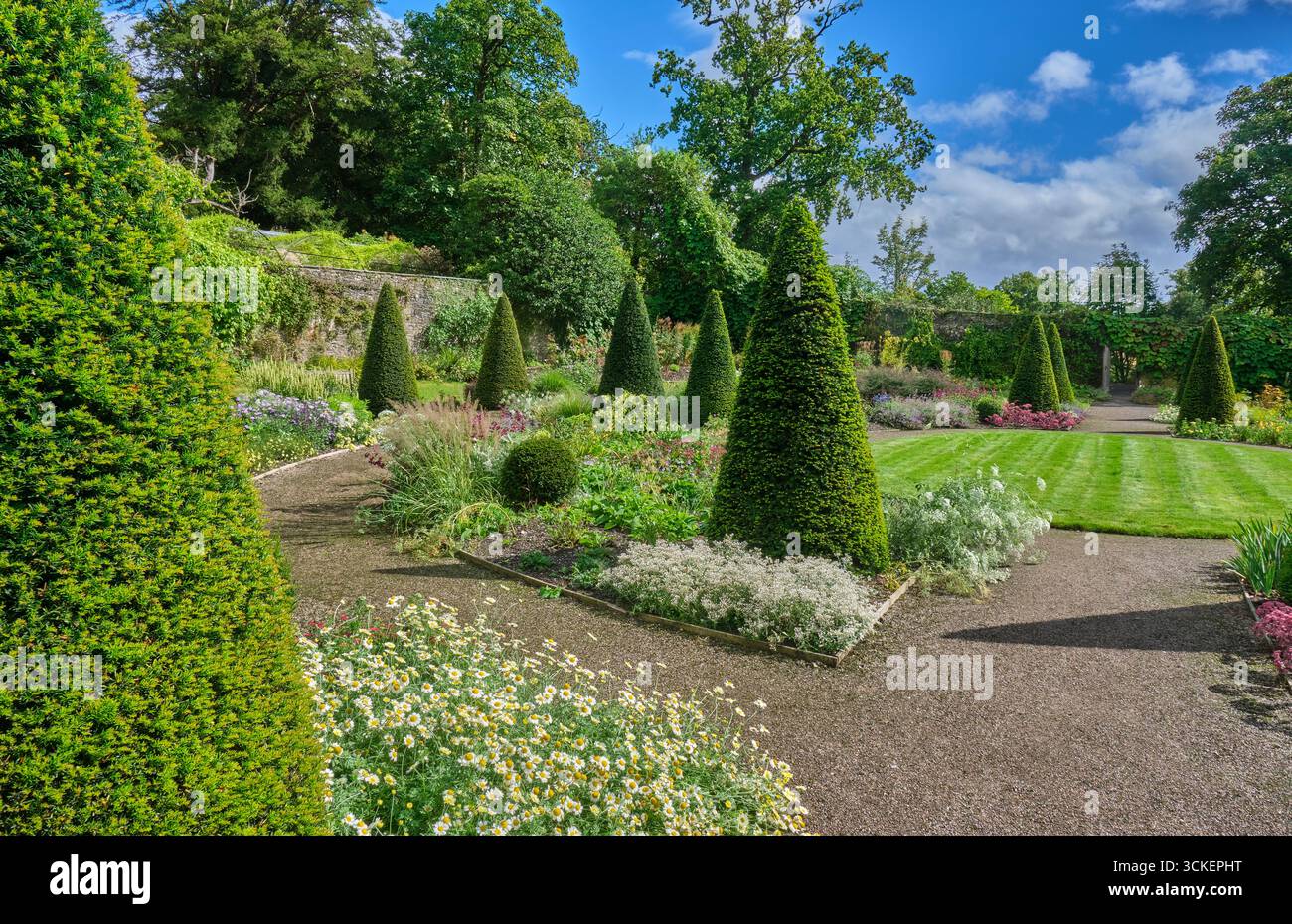 Upper Walled Garden presso Aberglasney Gardens, Llangathen, Llandeilo, Carmarthenshire Foto Stock