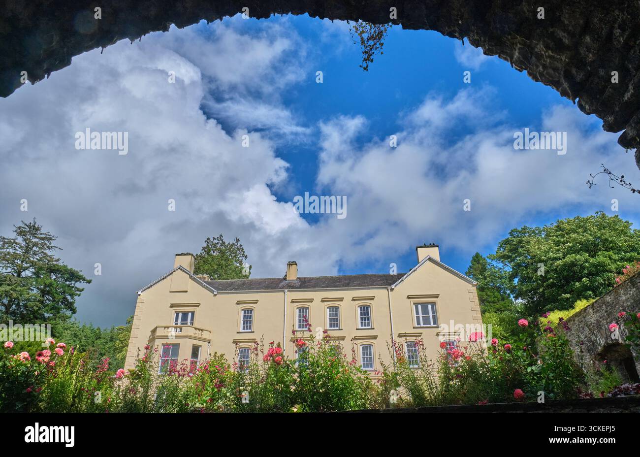La Mansion and Elizabethan Cloister Garden at Aberglasney Gardens, Llangathen, Llandeilo, Carmarthenshire Foto Stock