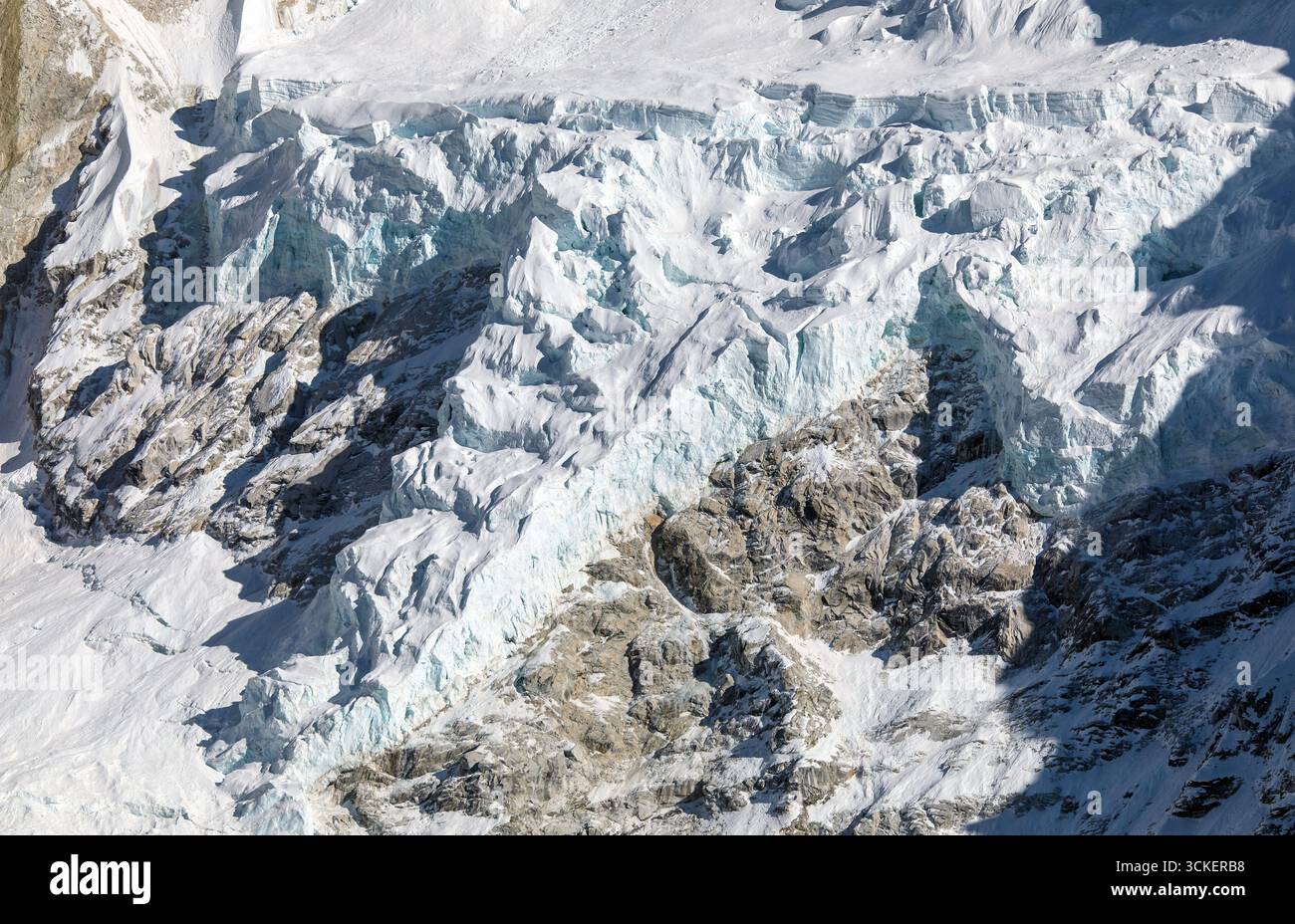 Seraci glaciali sul monte Nuptse, ghiacciai Nountain, vista dal campeggio base del monte Everest, pendio di ghiaccio, montagna Nepal Himalaya Foto Stock
