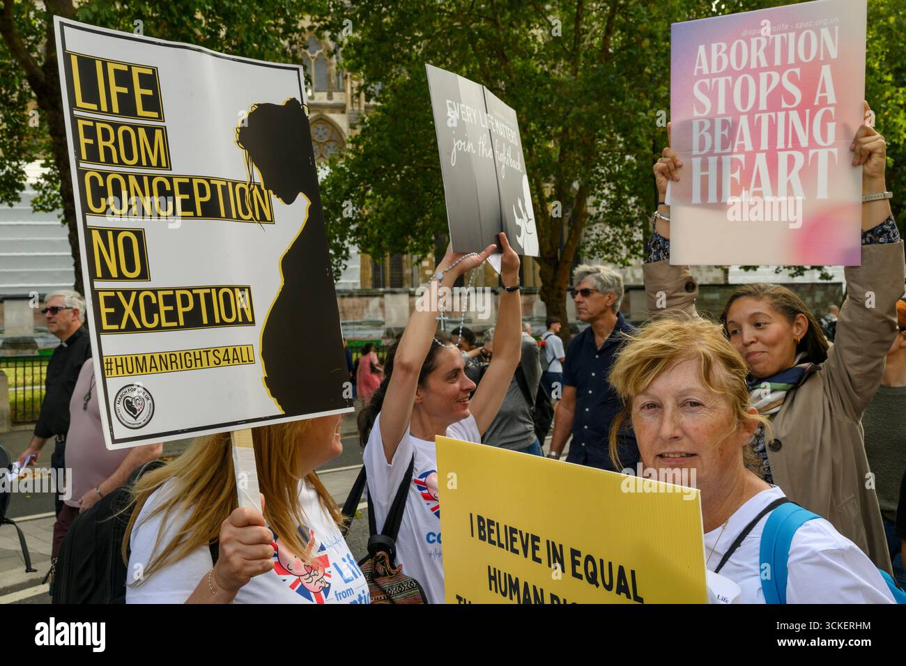 Manifestanti che partecipano alla marcia cristiana anti-aborto del 2025 marzo per la vita. Victoria Street, Westminster, Londra, Regno Unito. 6 settembre 2025 Foto Stock