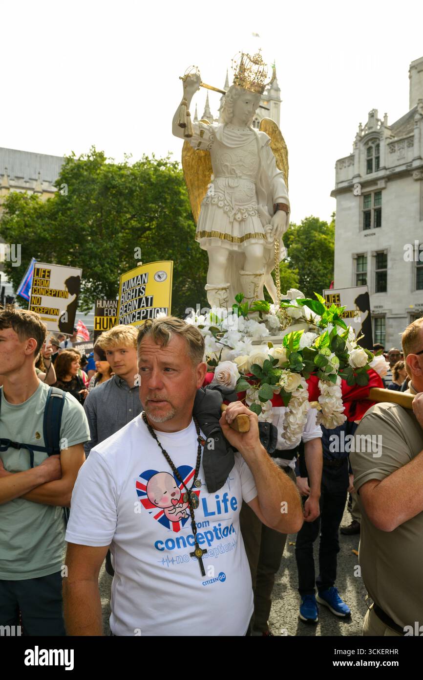 Manifestanti che partecipano alla marcia cristiana anti-aborto del 2025 marzo per la vita. Parliament Square, Londra, Regno Unito. 6 settembre 2025 Foto Stock