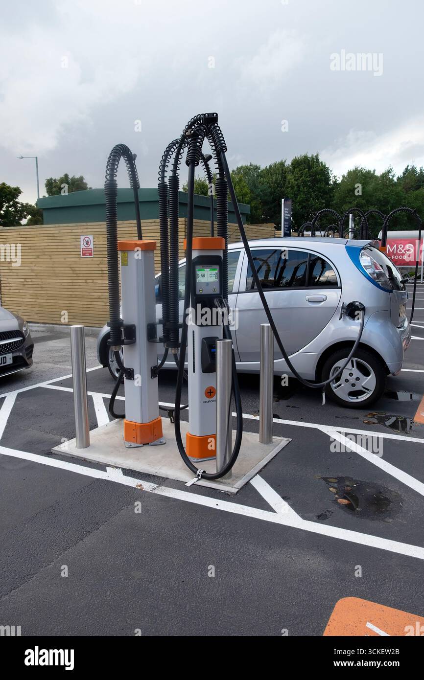 Stazione di ricarica per auto elettriche a braccio sospeso presso il centro commerciale di Swansea, Galles, Regno Unito, Gran Bretagna, KATHY DEWITT Foto Stock