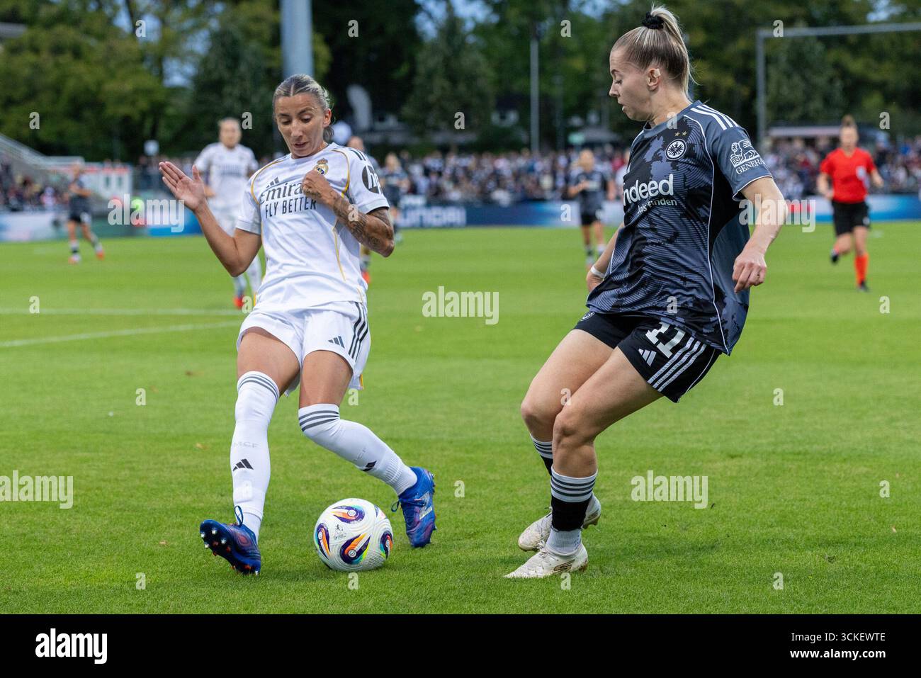 Francoforte, Germania. 11 settembre 2025. Sheila Garc?a (Real Madrid, 15) blockt eine Flanke von Nina l'hr?en (Eintracht Frankfurt, 11) zur Ecke; Hinspirel der UEFA Women's Champions League Qualifikation, 3. Runde, zwischen Eintracht Frankfurt und Real Madrid im Stadion am Brentanobad a Francoforte sul meno AM 11.09.2025 credito: dpa/Alamy Live News Foto Stock