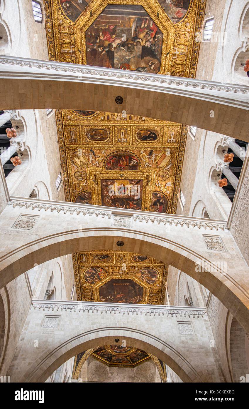 Vista del soffitto in legno dorato in stile barocco della Basilica di San Nicola a Bari, in Puglia Foto Stock