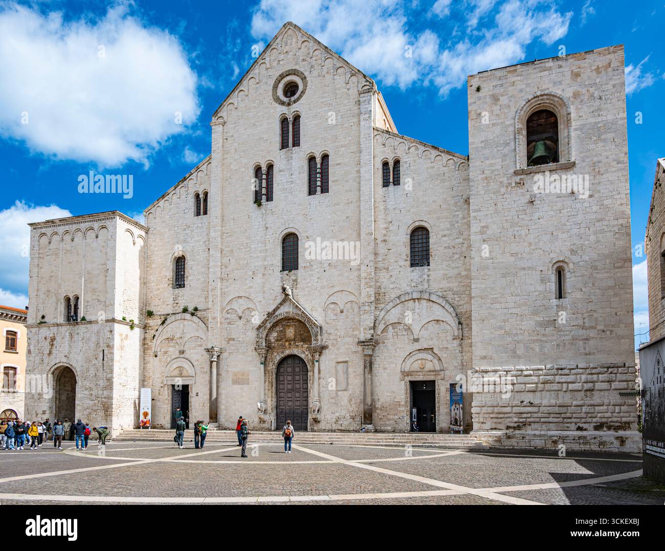Facciata della Basilica di San Nicola a Bari, con il suo particolare stile architettonico romanico Foto Stock