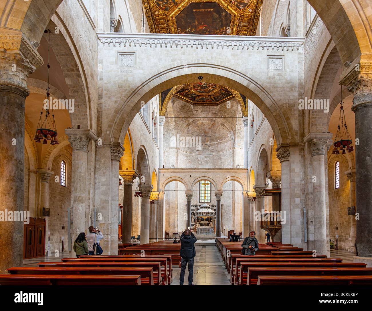 Vista dell'interno della Basilica di San Nicola a Bari, in Puglia Foto Stock