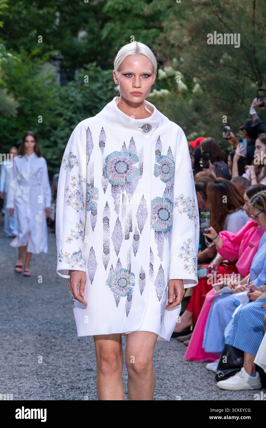 New York, Stati Uniti. 10 settembre 2025. Una modella cammina sulla pista per la sfilata di moda Libertine durante la New York Fashion Week primavera 2026 all'Elizabeth Street Garden di New York City, USA, il 10 settembre 2025. (Foto di M10s/TheNews2/NurPhoto) credito: NurPhoto SRL/Alamy Live News Foto Stock