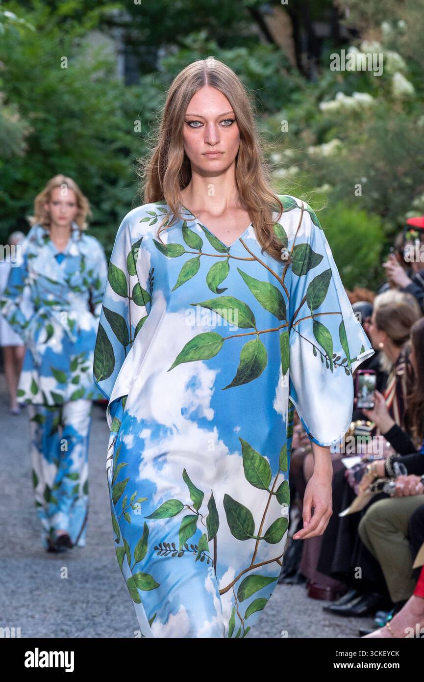 New York, Stati Uniti. 10 settembre 2025. Una modella cammina sulla pista per la sfilata di moda Libertine durante la New York Fashion Week primavera 2026 all'Elizabeth Street Garden di New York City, USA, il 10 settembre 2025. (Foto di M10s/TheNews2/NurPhoto) credito: NurPhoto SRL/Alamy Live News Foto Stock